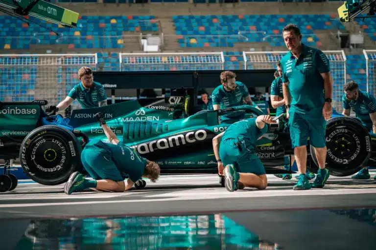 Túlórázással vághatnak neki a Forma–1-es csapatok a szezonnak