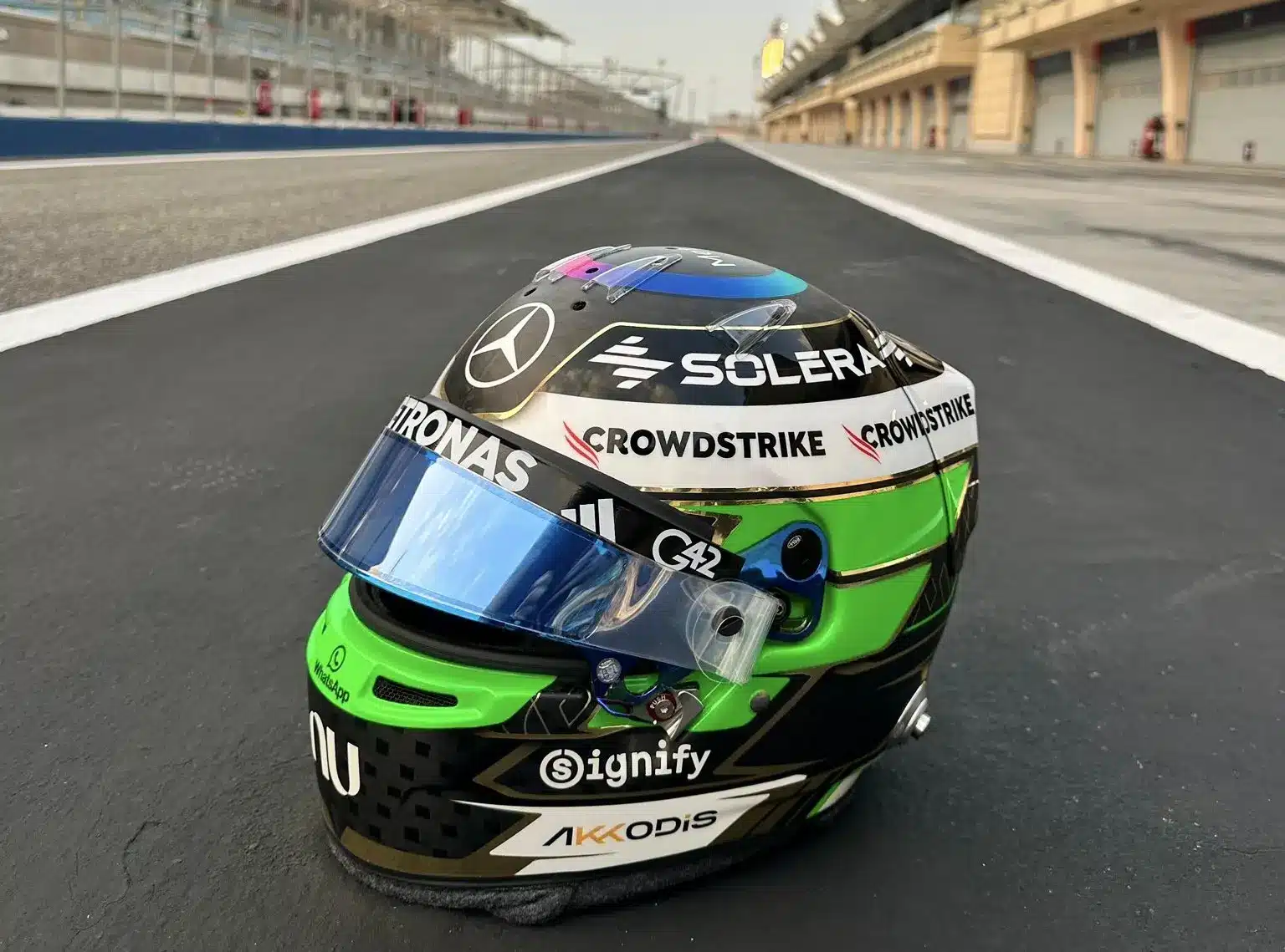 Ezek a versenyzők ragadtak az Irán által támadott Bahreinben a McLarennel és a Mercedesszel