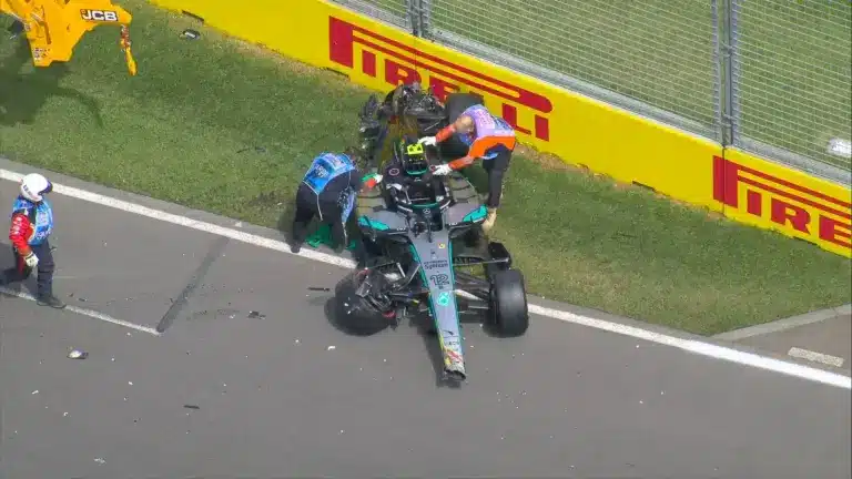 Az egyik Mercedes alaposan összetört, a másik bejelentkezett a pole-ra az utolsó edzésen