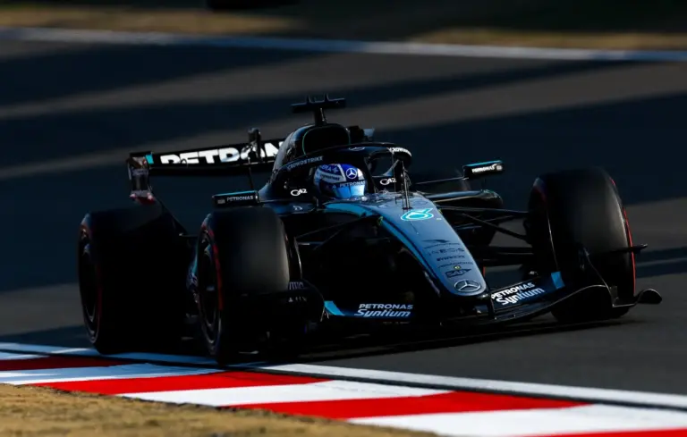 A Ferrarik ismét megizzasztották Russellt, aki kerékcsere után nyerte a kínai sprintversenyt