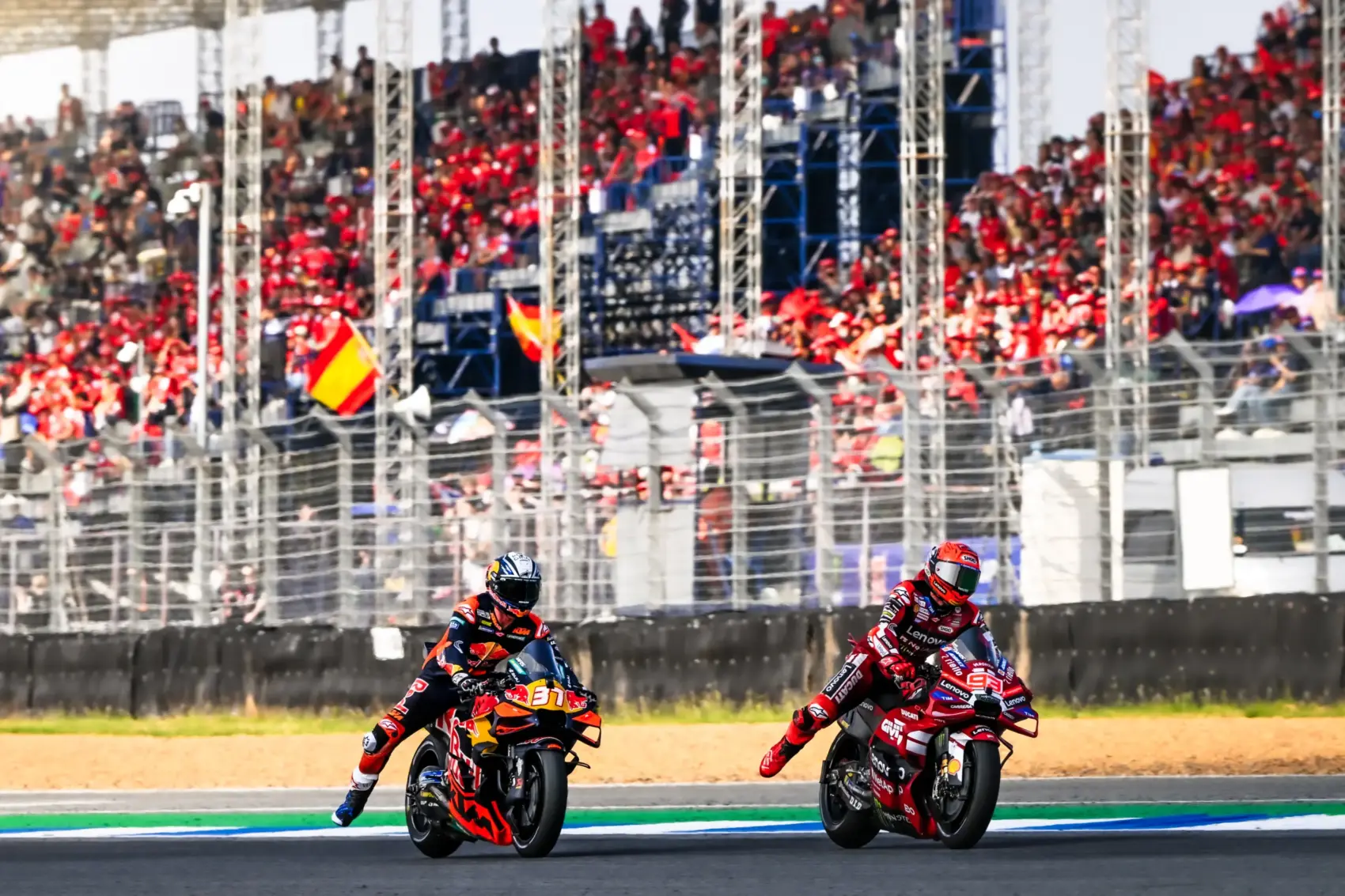 Káromkodás, fejrázás – így reagáltak a gyári Ducatinál Marc Márquez büntetésére (videó)