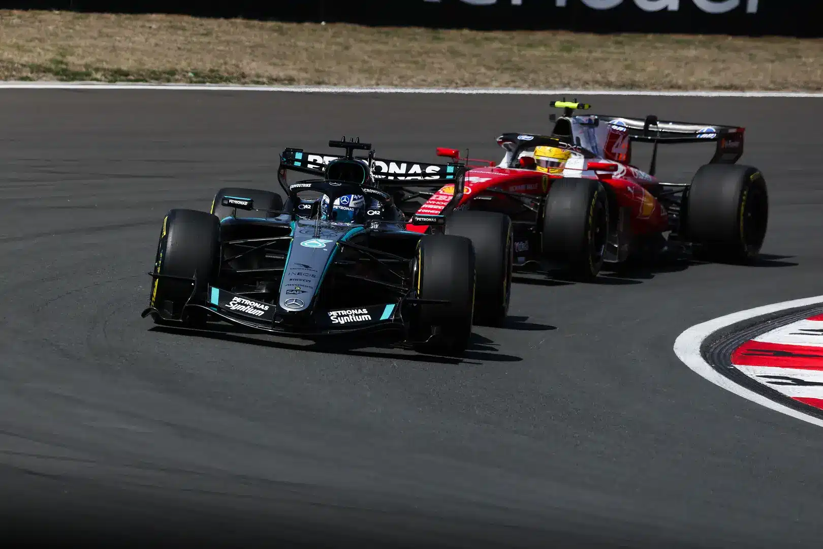 A riválisok féken tartása miatt is tartalékolhat a motorjával a Mercedes?