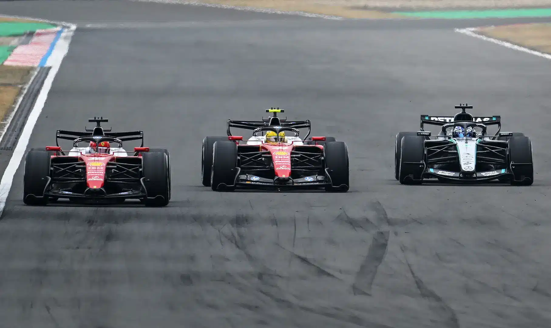 Russell nagyon élte volna, ha az orra előtt egymásnak megy a két Ferrari