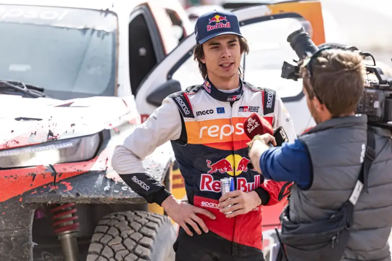 A Toyota tereprally sztárja a gyártó Rally2-es autóját tesztelhette