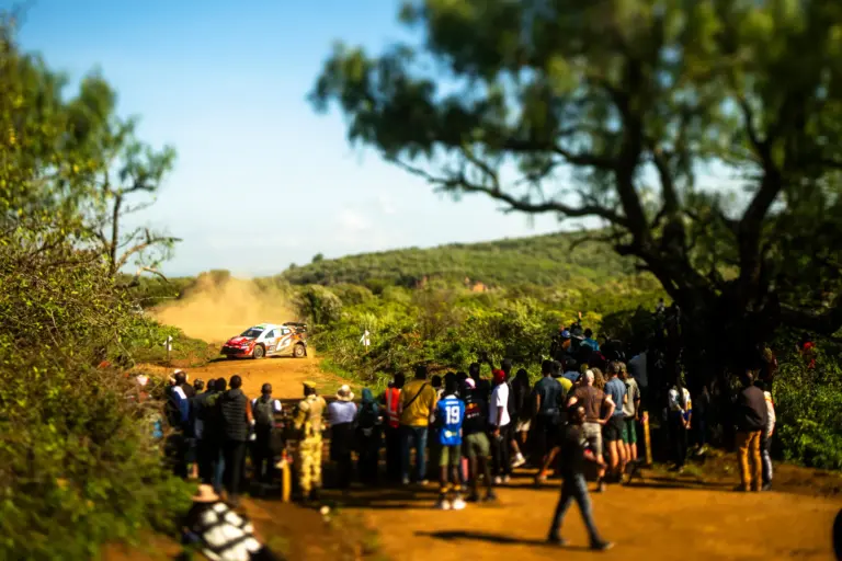 Szoros csata a vasárnapi vezetésért a Szafari Rallyn