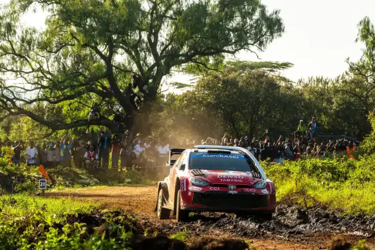 Oliver Solberg szoros csatában vezet a Szafari Rally drámai pénteki napja után