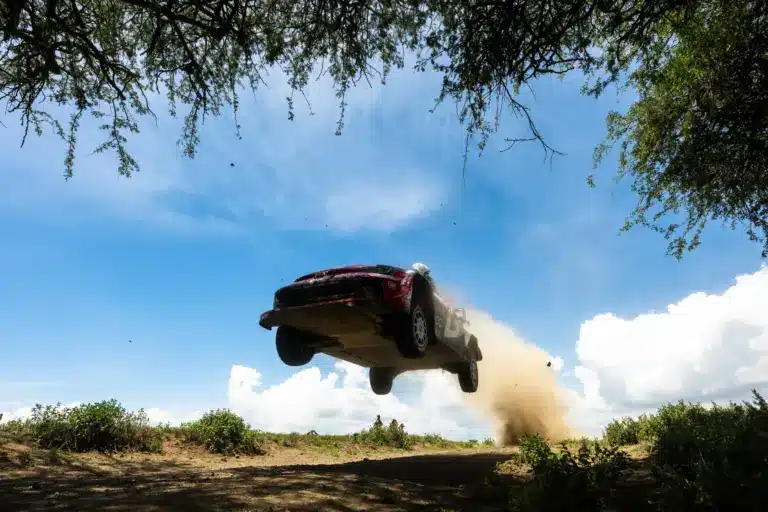 Solberg és Evans is kettős defektet szedtek össze, Pajari gumija felrobbant, Ogier ismét dobogón