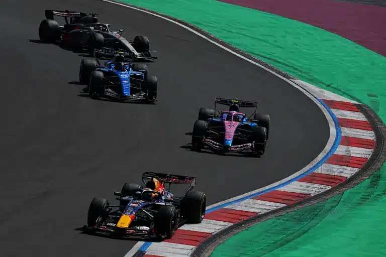 Verstappen pozitív hangulatú találkozón vett részt, mielőtt megújíthatják az új F1-et