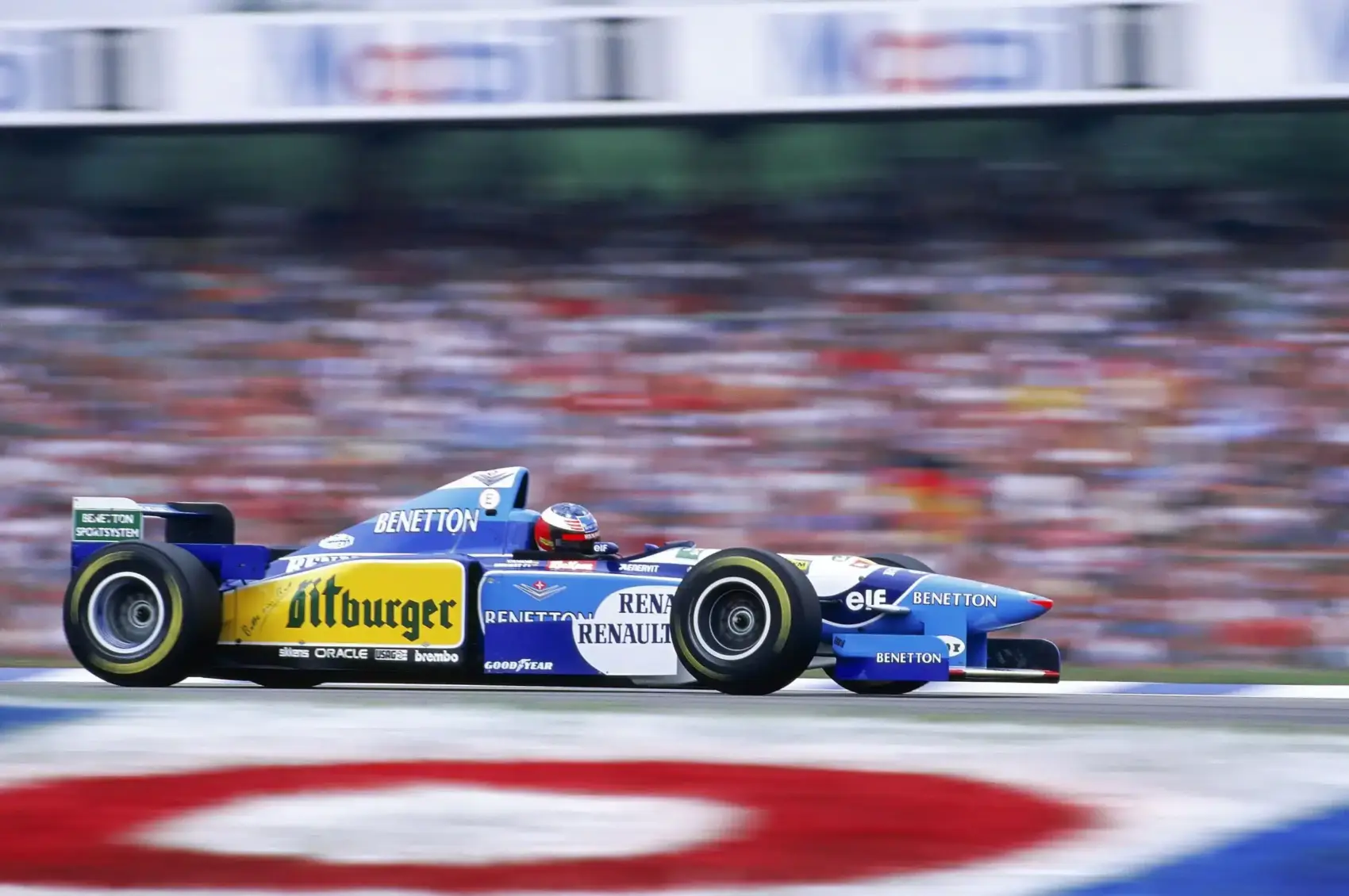 McLarenen tér vissza a versenypályára Michael Schumacher egyik legendás festése