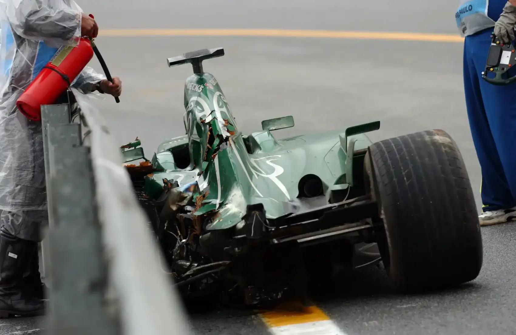 Brutális balesetek és Räikkönen majdnem győzelme – ilyen volt az egyik legkaotikusabb Brazil Nagydíj