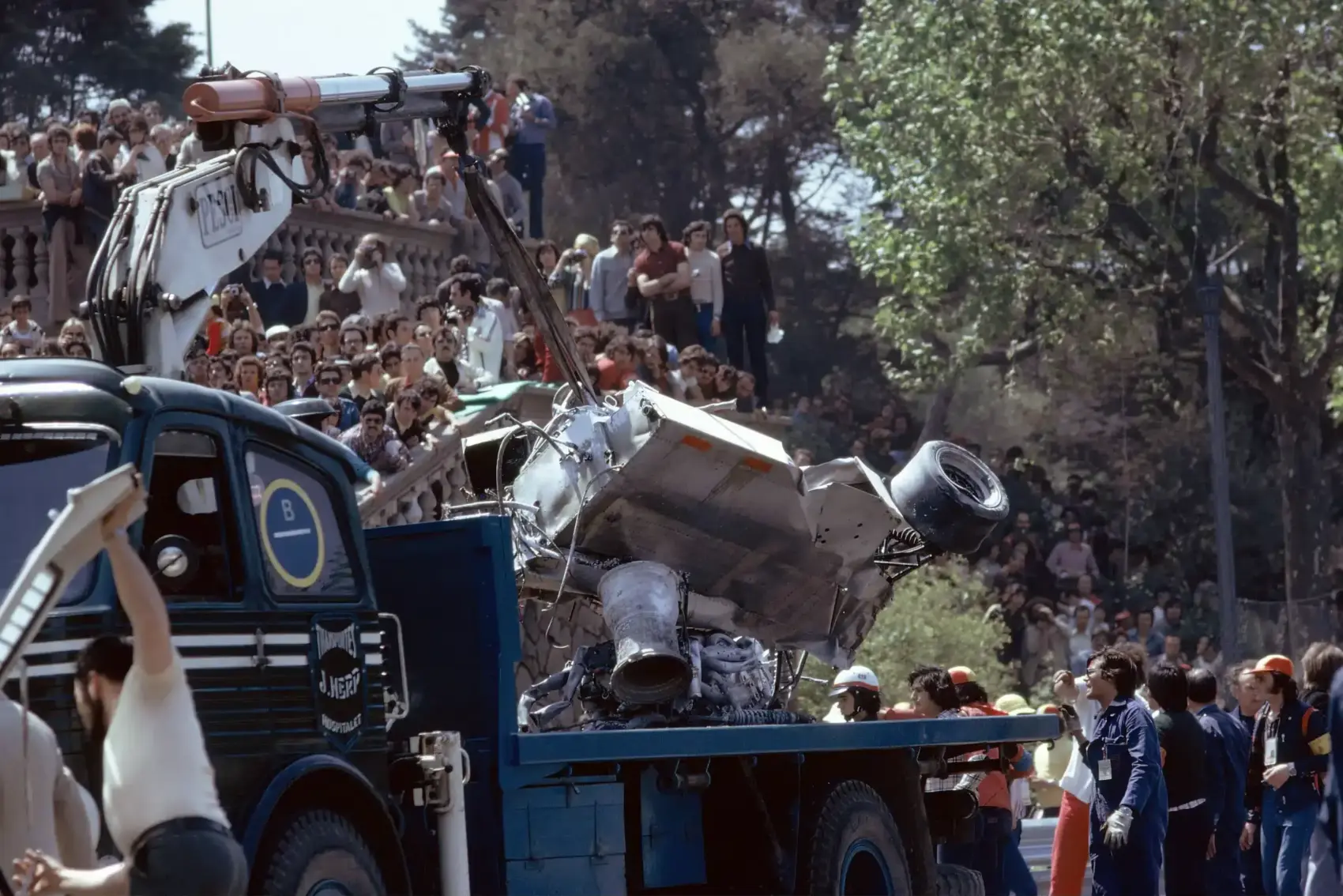 Gumibottal verték a sokkos nézőket a halálos baleset után is tovább zajló F1-es futam közben