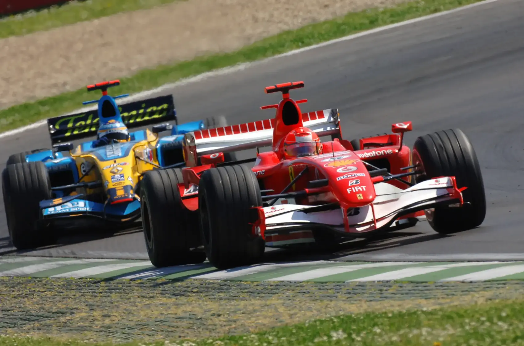 20 éve hatalmas bukás és eltiltás fűszerezte Schumacher és Alonso visszavágóját (videó)