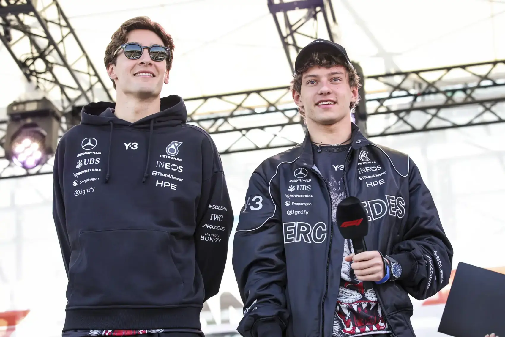 Russell „elvesztette a fejét”; a Mercedes nem zárkózik el a csapatsorrend felállításától