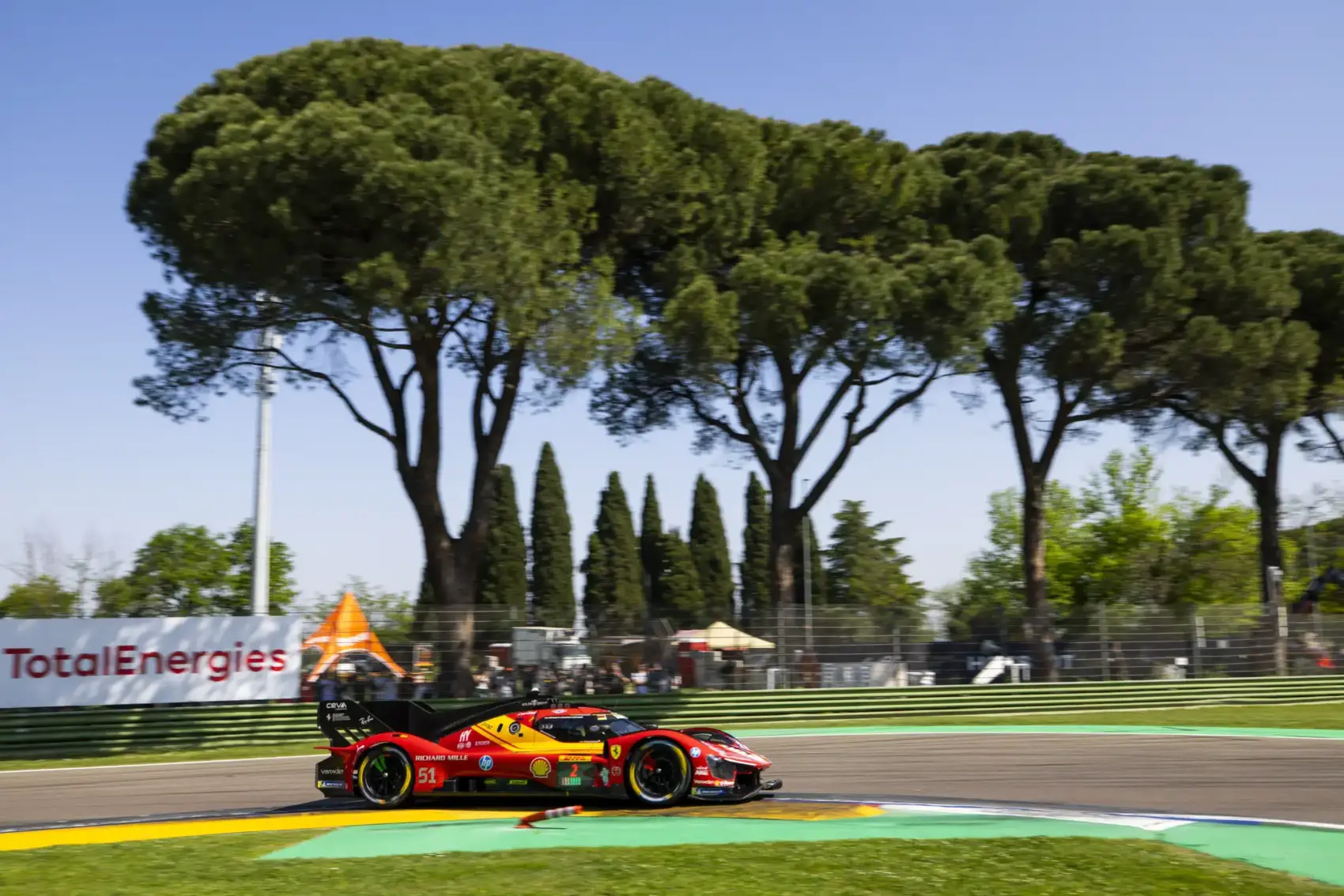 Hatalmas csatában a Ferrari szerezte meg a pole-t Imolában