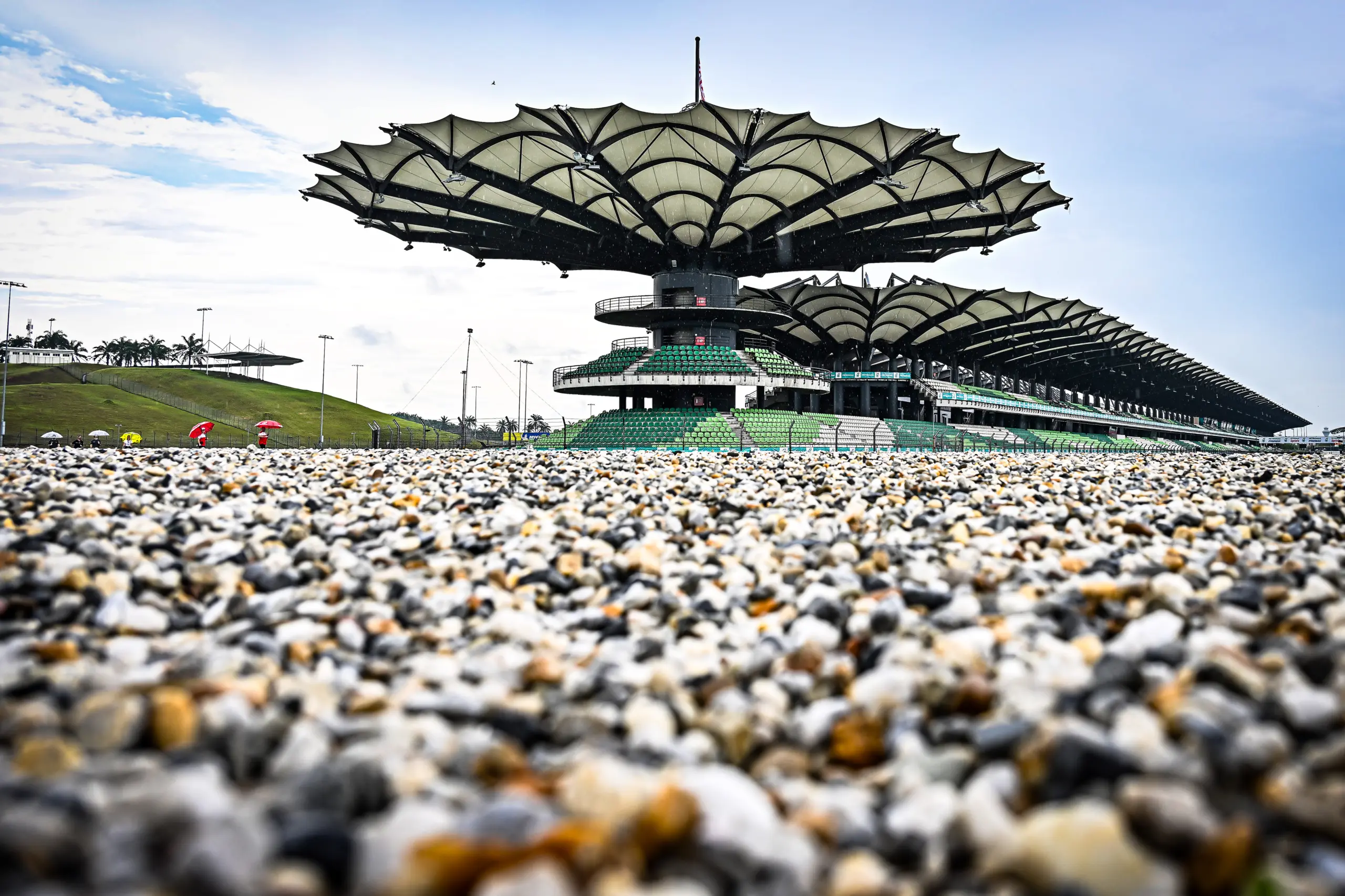 Beüt az olajválság: már júniusi versenyt törölhetnek, és nem is a Közel-Keleten