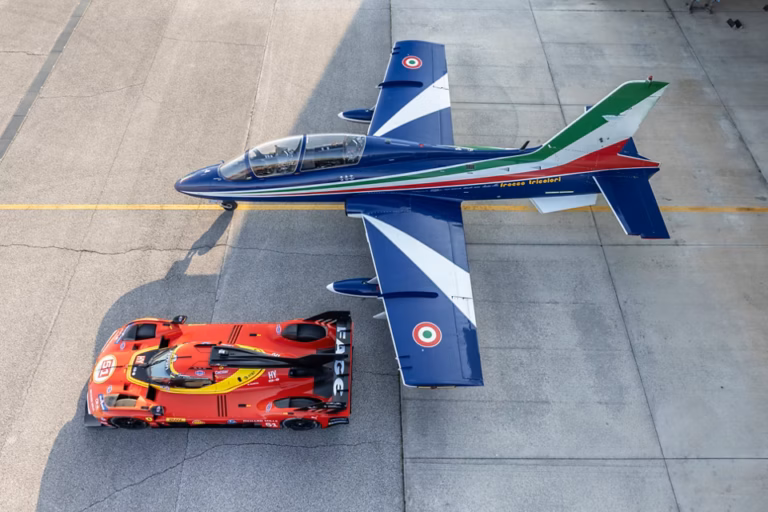 Műalkotásnak sem utolsó: a világbajnok Ferrari a sugárhajtású repülőgépek ellen