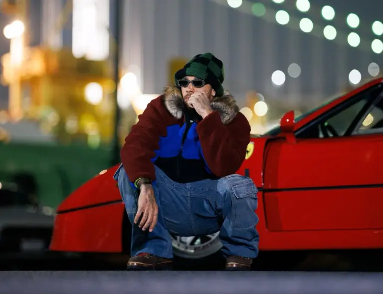 Azt hinnéd, hogy Hamilton videója a Tokyo Drift miatt érdekes, amíg meg nem látod, ki ül mellette