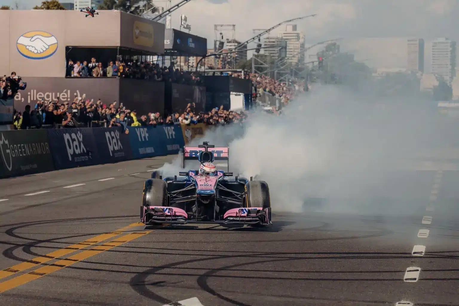 F1-hétvégéket megszégyenítő tömeg előtt üvöltött Räikkönen futamgyőztes autójának V8-asa (videók)