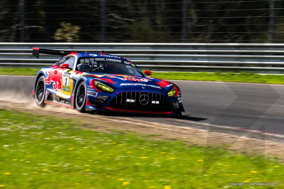 Verstappenék nagyot csatáztak, de egy technikai hiba megfosztotta őket a győzelemtől a Nürburgringen