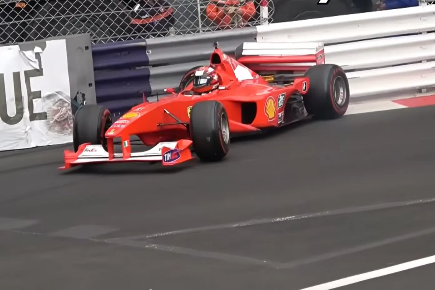 Újabb Ferrari tört össze Monacóban, ezúttal Schumacher világbajnok autója volt az „áldozat” (videók)