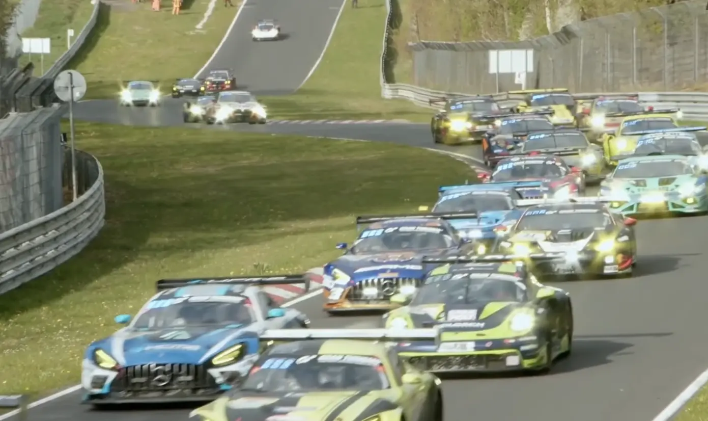 Súlyos baleset történt Verstappen GT-versenyén a Nürburgringen, többen megsérültek (FRISSÍTVE)