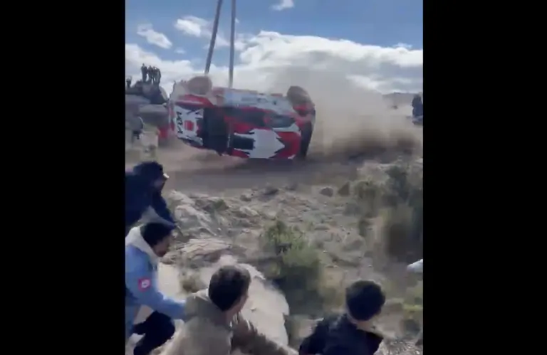 Halálos ralibaleset, repülő autó ölt meg egy nézőt