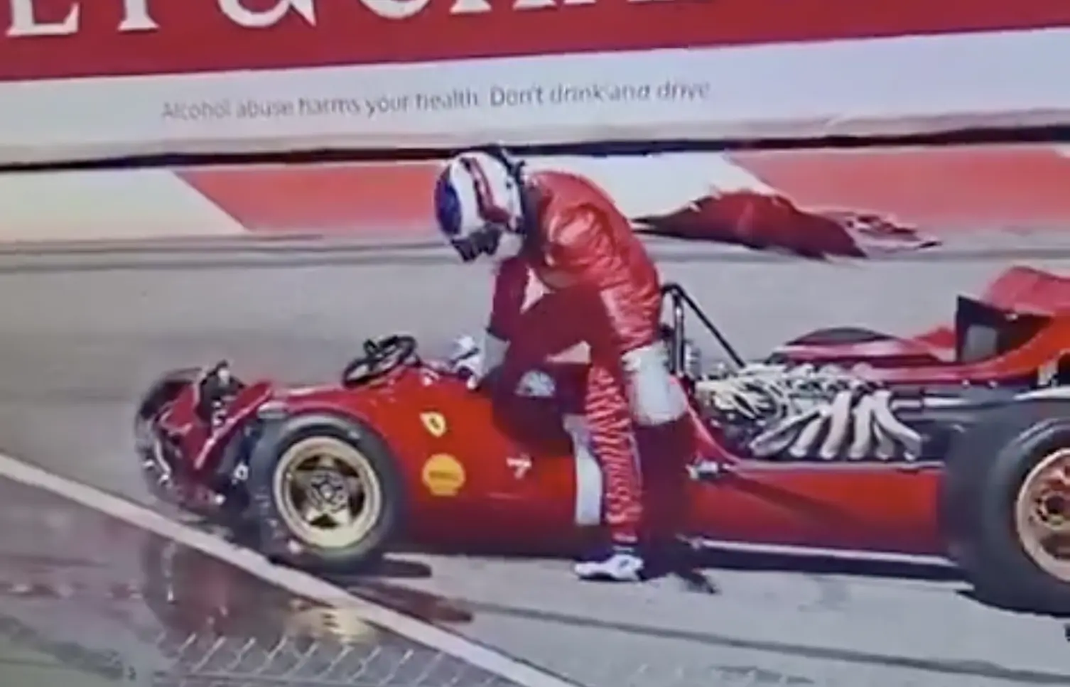 Ez fájhatott, közel 60 éves Ferrarit tört össze Monacóban a volt F1-es pilóta (videó)
