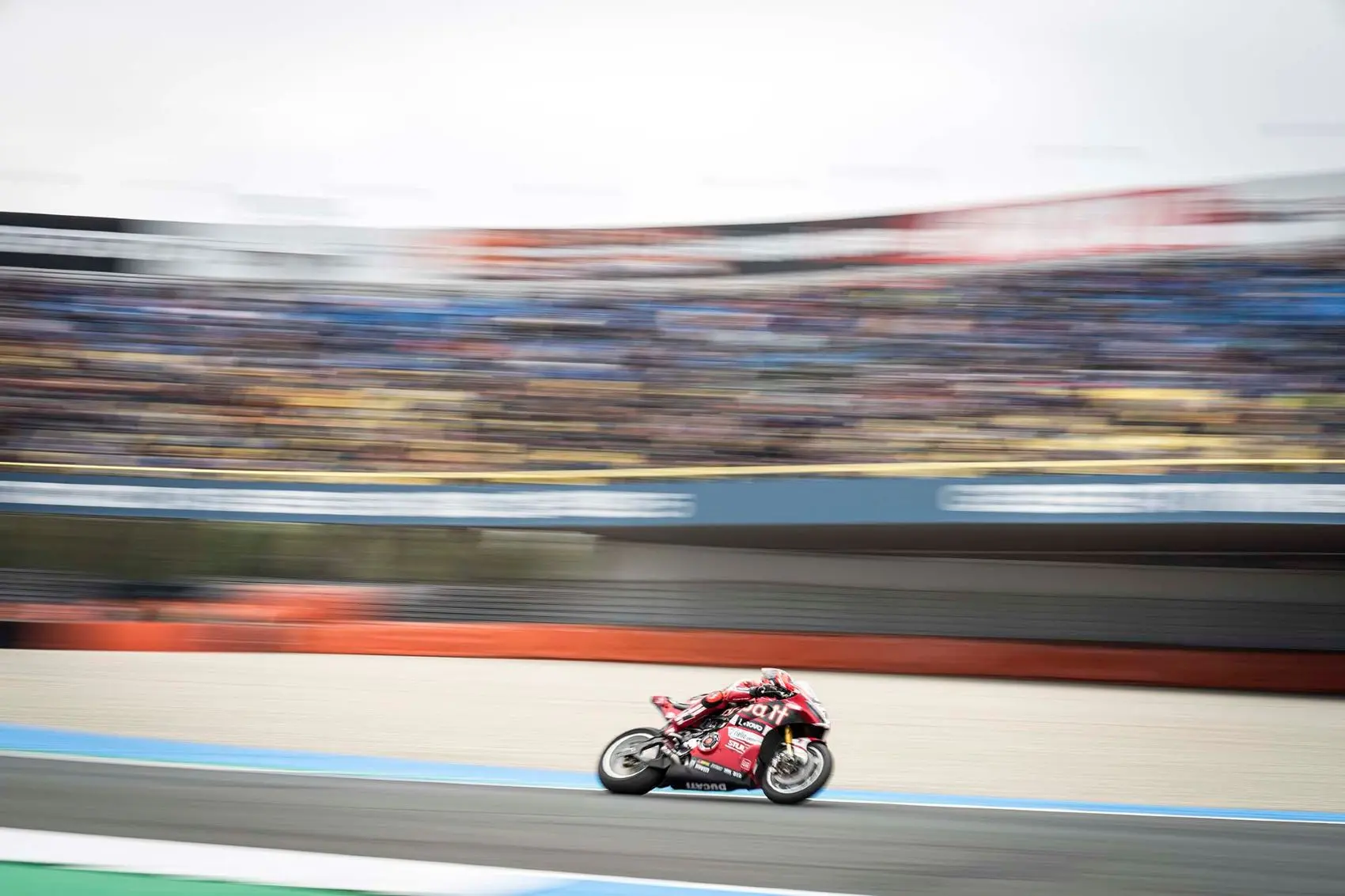 Bulega újabb könnyed győzelmet aratott, a mezőny sűrűje szolgáltatta az izgalmakat Assenben