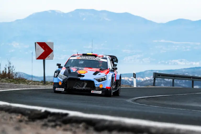 A Hyundai kiállt Thierry Neuville mellett