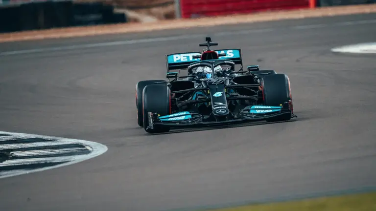 Olyan pályára állította női versenyzőjét a Mercedes, ami az F1-ben ritka