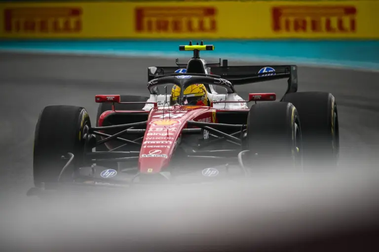 Kettős mérce? Verstappen csapattársa büntetést kapott ugyanazért, amit Hamilton megúszott
