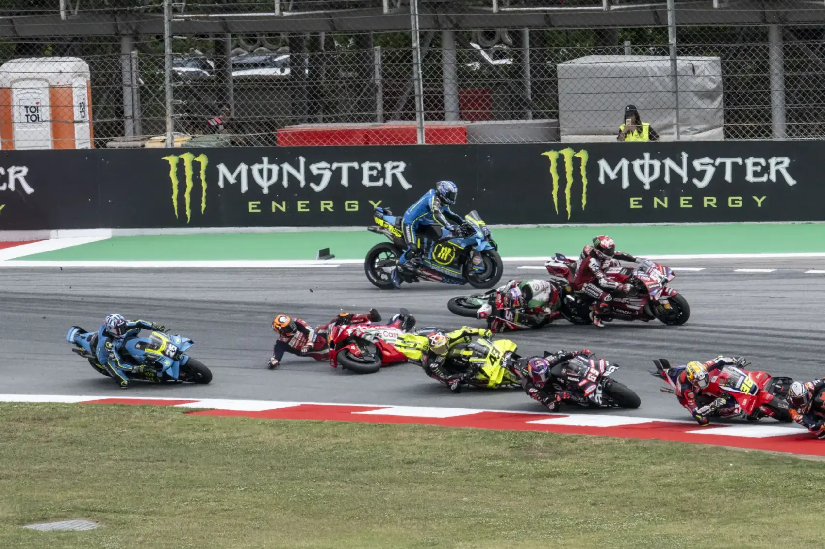 Reagált a kritikákra a MotoGP sportigazgatója, szerinte megfelelően jártak el a nagy bukások után