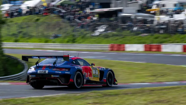 Műszaki gondok Verstappenéknél pár órával a vége előtt, elúszott a nürburgringi győzelem