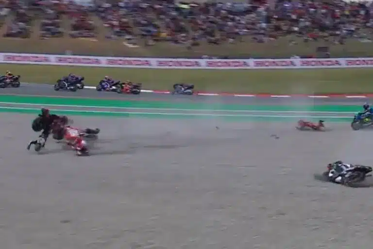 Nézői videón, ahogyan Zarco lába beakadt a többször átforduló motorba, a riválisok a fejüket fogták