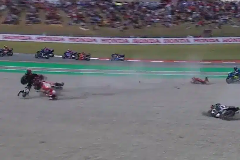 Nézői videón, ahogyan Zarco lába beakadt a többször átforduló motorba, a riválisok a fejüket fogták