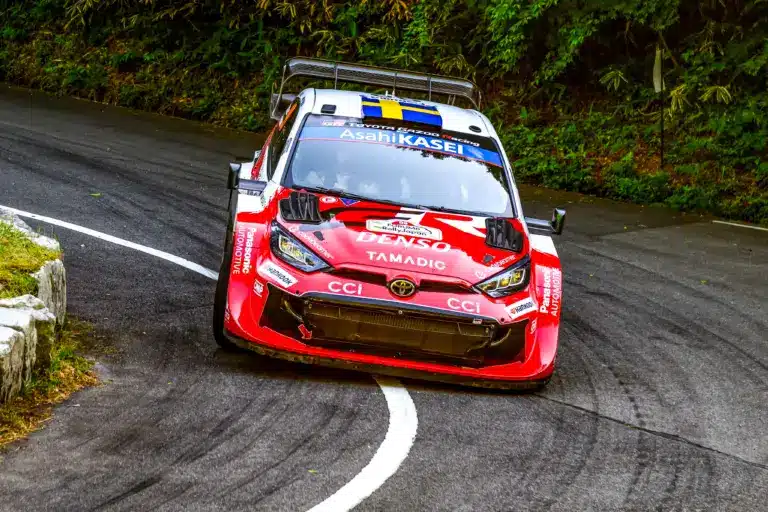 „Semmi meglepő” – Ogier odaszúrt a második helyről oszlopnak csattanó Solbergnek Japánban