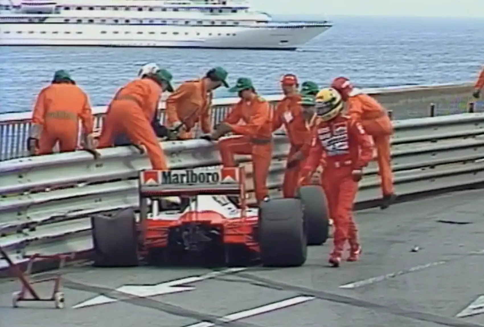 Senna órákkal élete legnagyobb hibája után a kaputelefonban sírt, annyira dühös volt magára