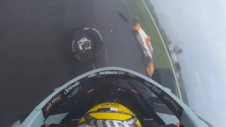 Így néz ki, amikor 320 km/óra felett becsapódik előtted egy versenyautó – dupla műtéten esett át a pilóta