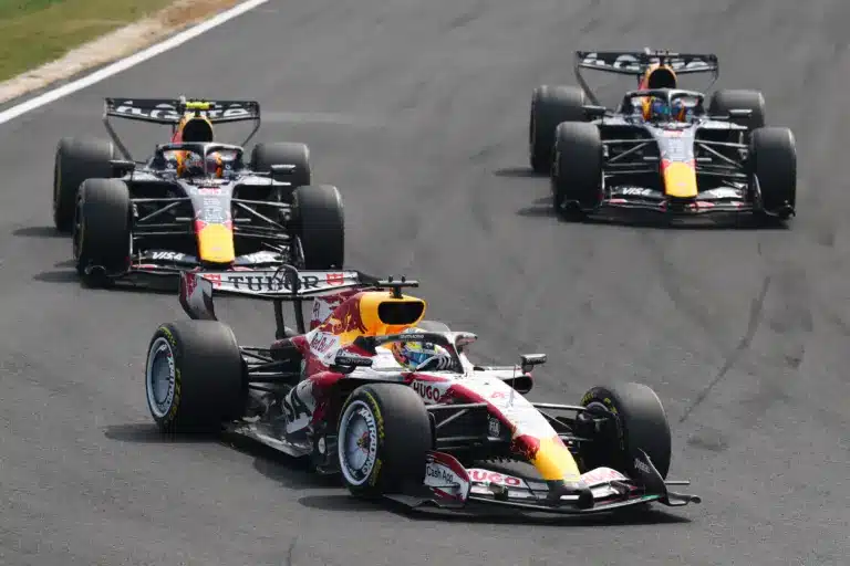 Forma-1, Arvid Lindblad, Racing Bulls, Isack Hadjar, Max Verstappen, Red Bull, Japán Nagydíj 2026, futam