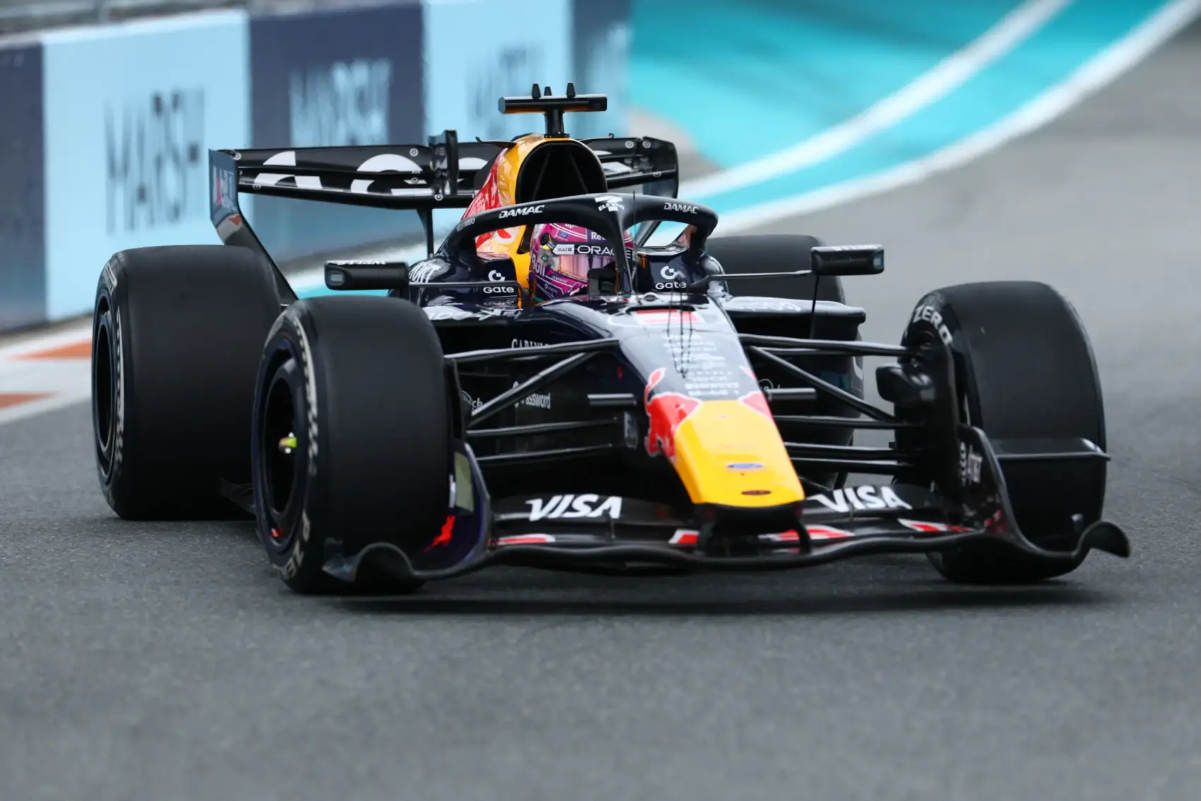 Hivatalos: Leclerc után Verstappen is büntetést kapott, Russell megúszta