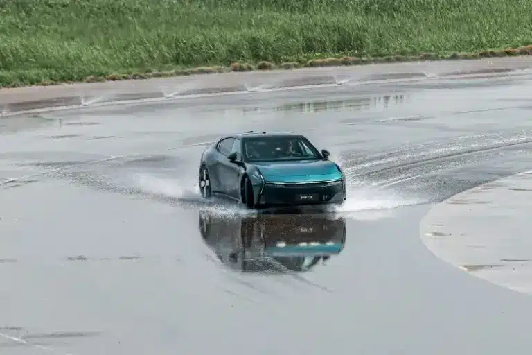 Ha nem szól a zene, könnyű lett volna bebólintani ez az őrült driftes rekordkísérlet közben
