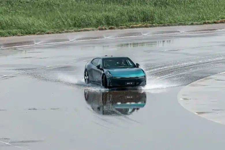 Ha nem szól a zene, könnyű lett volna bebólintani ez az őrült driftes rekordkísérlet közben