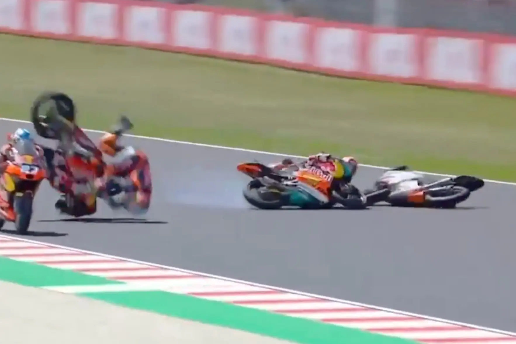 Óriási baleset a Moto3-as Magyar Nagydíj végén, Muñozt többen is eltalálták, Quiles nyert