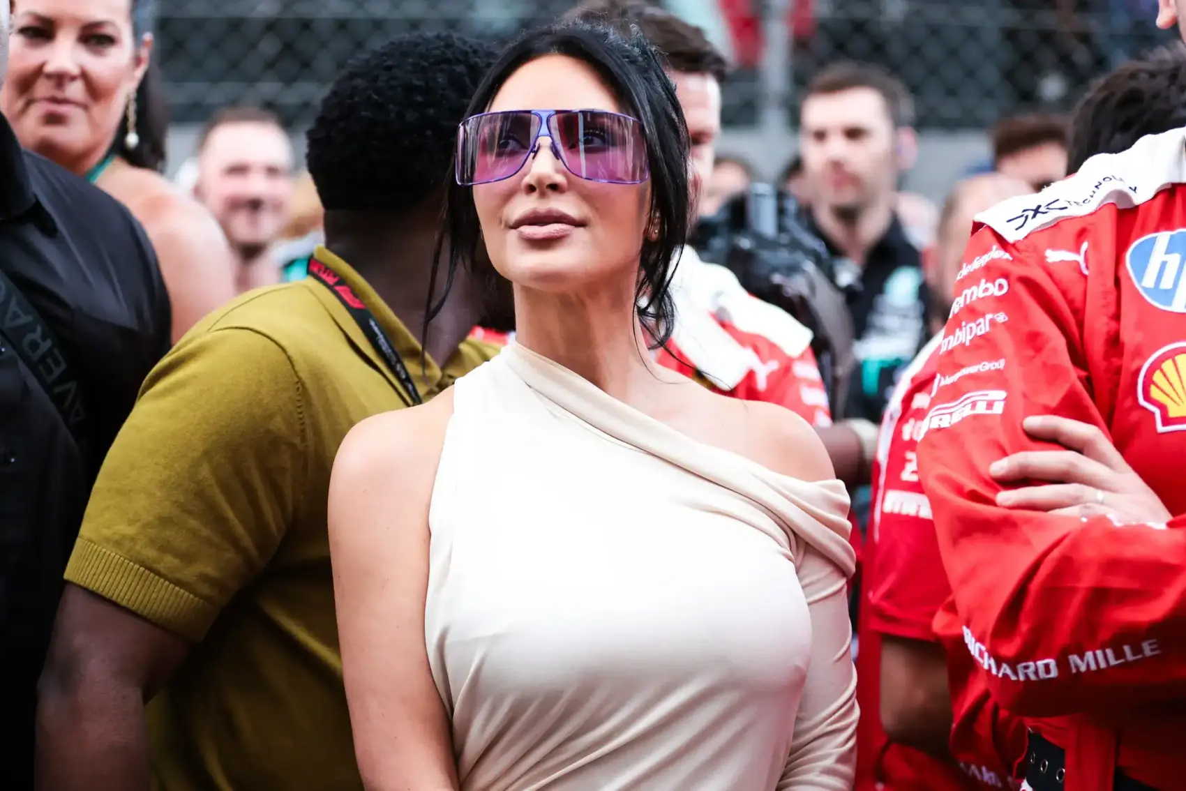 Leclerc felesége tollakat lop, Hamilton barátnője Antonelli törölközőjét nyúlta le