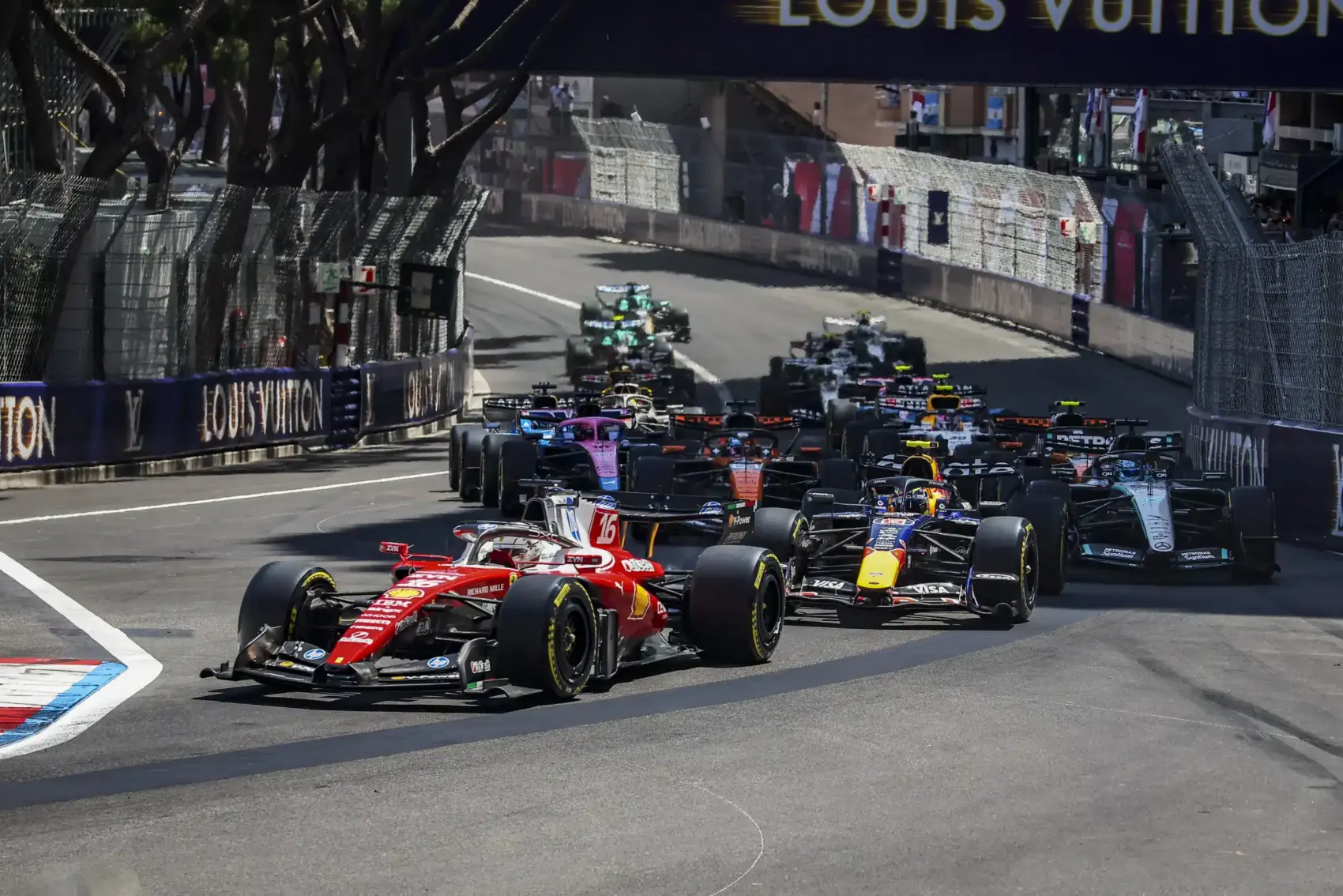 A Red Bull és a Ferrari is pilótacserét hajt végre Barcelonára