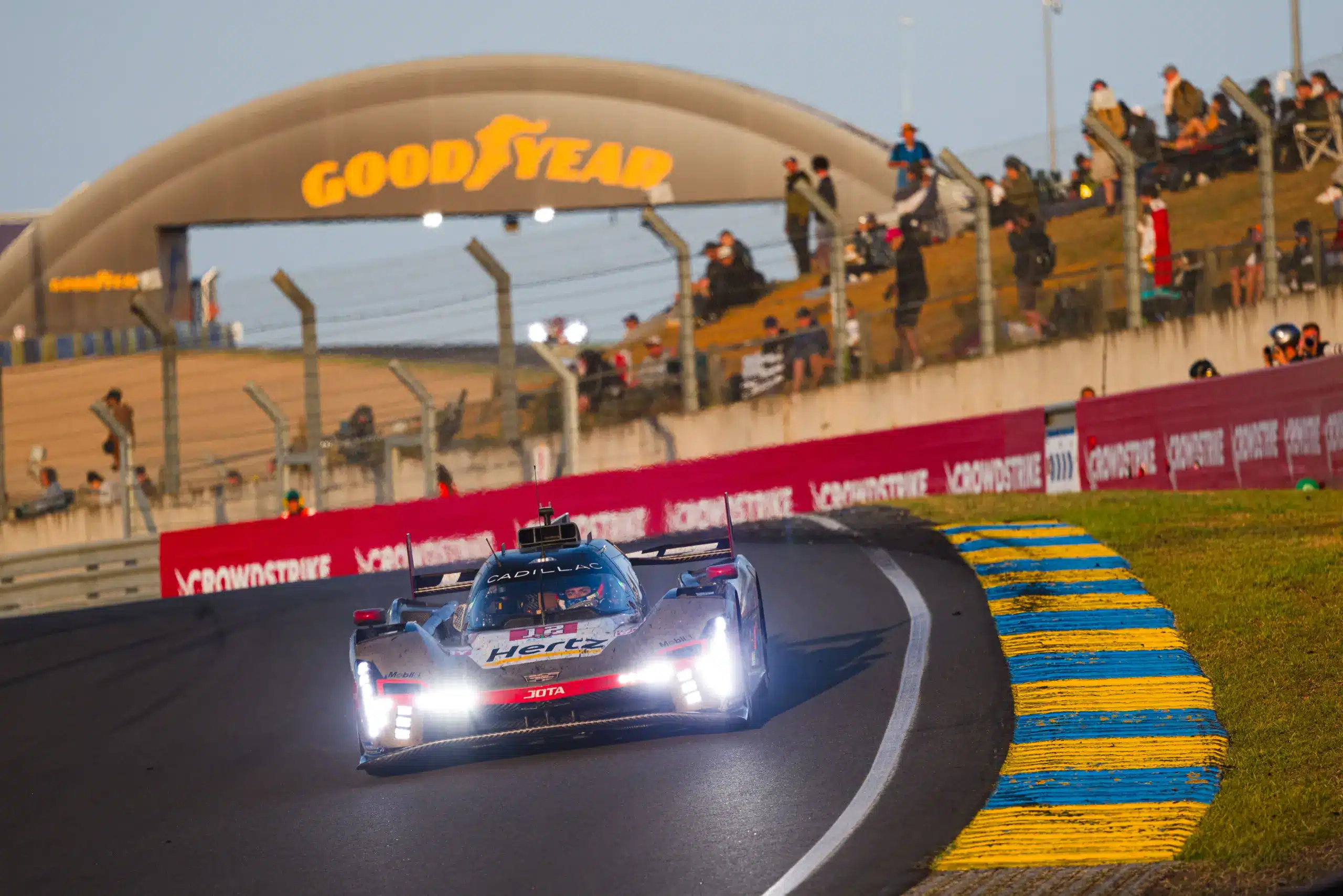 Az egyik esélyes kiszállt, három gyártó szoros csatát vív a Le Mans-i győzelemért