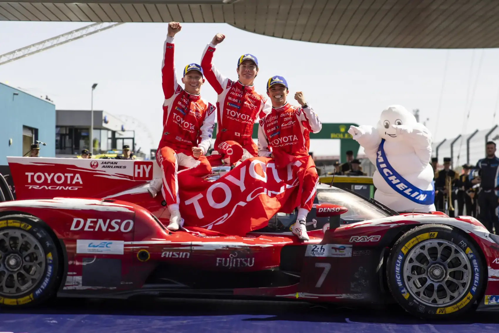 A nap másik nagy versenyén a Ferrari csúfos vereséget szenvedett, a korábbi győztes visszatért