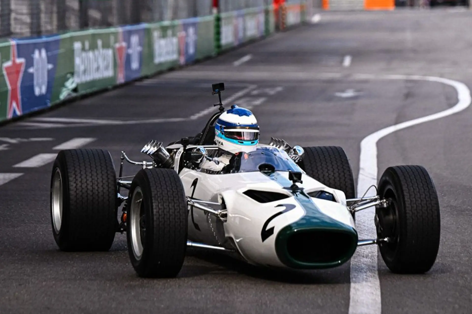 Hangerőt feltekerni: hihetetlen mély torokkal berreg a legelső F1-es McLaren Häkkinen kezei között