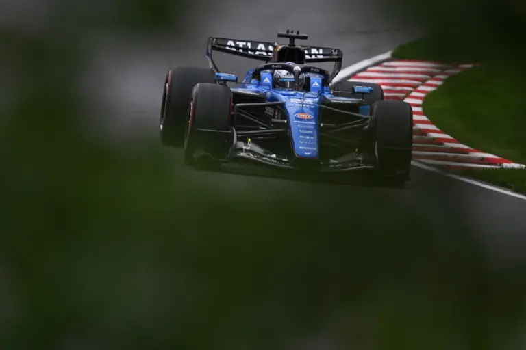 Így képes egy az öledben elférő állat kicsinálni egy F1-es csapatot