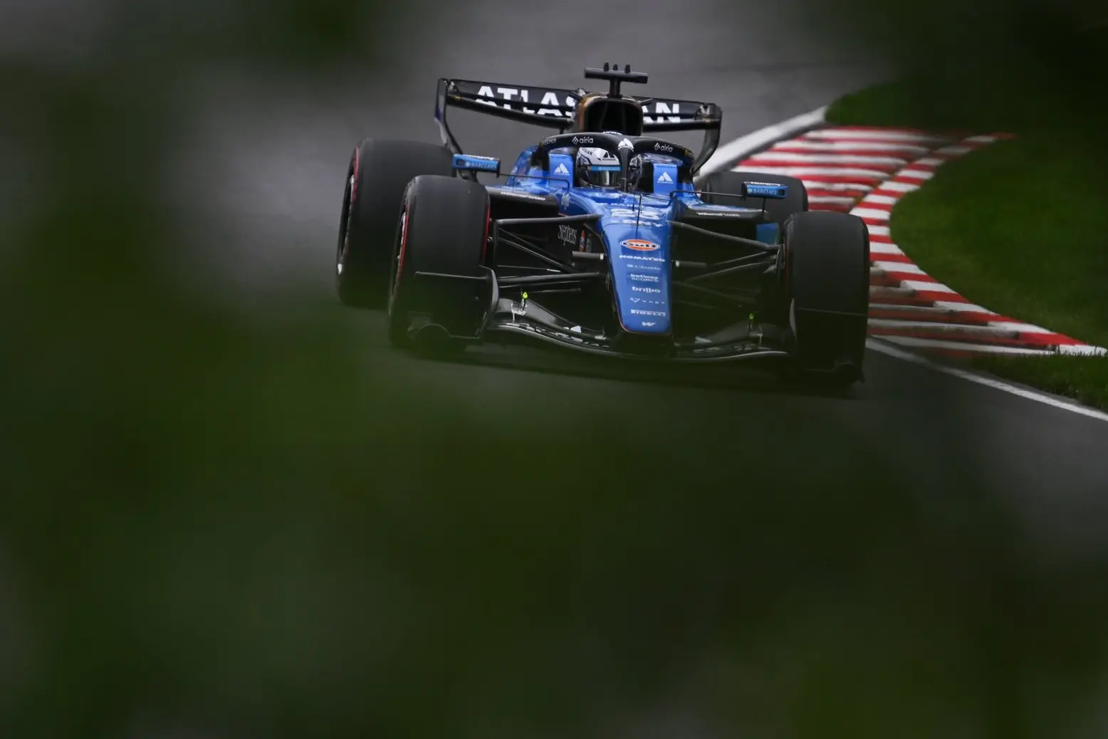 Így képes egy az öledben elférő állat kicsinálni egy F1-es csapatot
